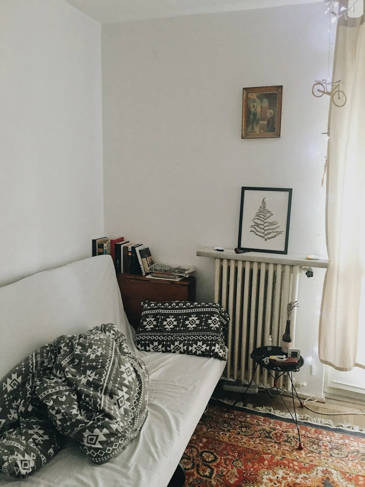 Maximizing Small Spaces with Minimalist Home DécorIllustration